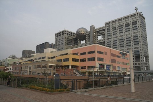 Edificio de la Fuji TV en segundo plano